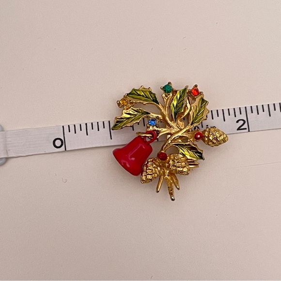 Vintage Christmas Winter Holiday Festive Gifting Jingle Bell Wreath Pin / Brooch - Picture 8 of 10